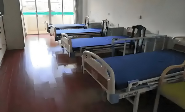 深户申请条件2025学历要求_变态男躲女神床下，尺度生猛的日本电影！ 尺没放过风“以前从